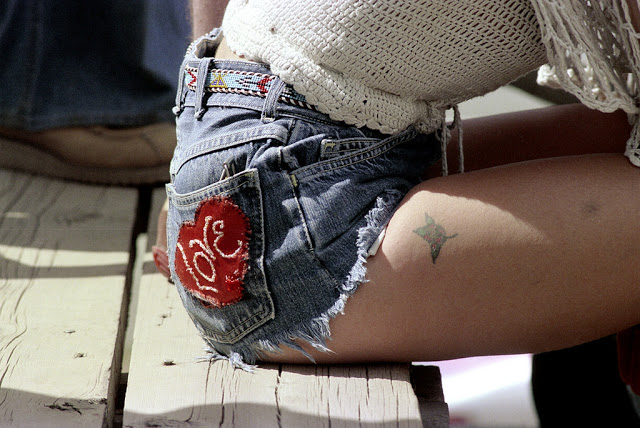 Фотография: Голубые джинсовые шорты — любимый тренд американских девушек 70-х годов №4 - BigPicture.ru