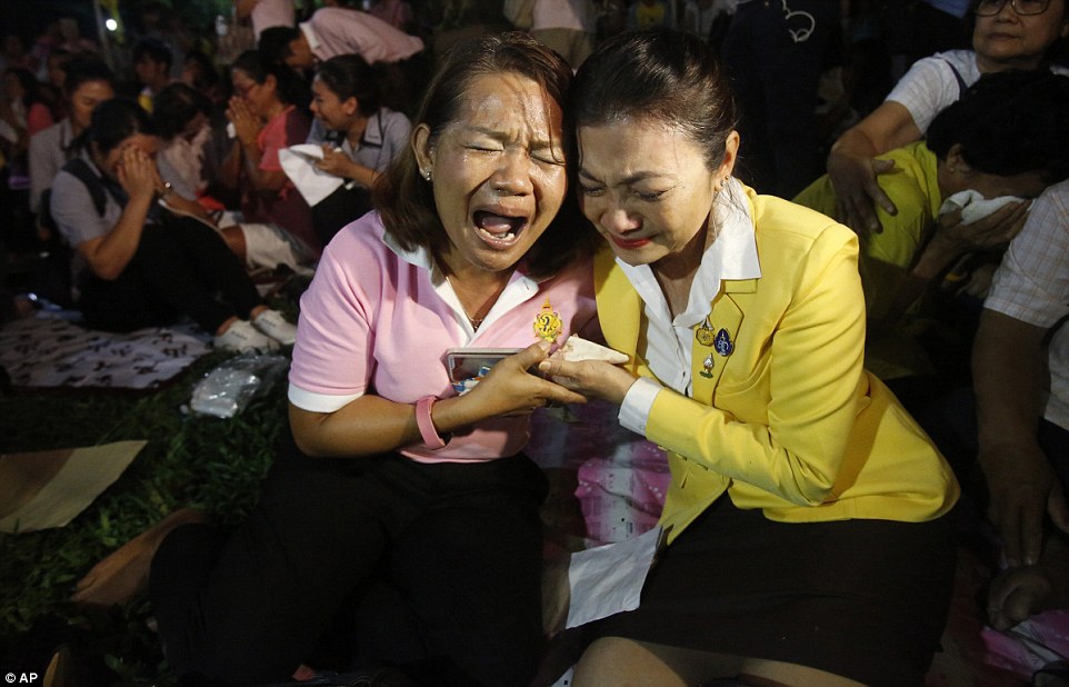 Фотография: Черный день: жители Таиланда оплакивают смерть своего короля №4 - BigPicture.ru