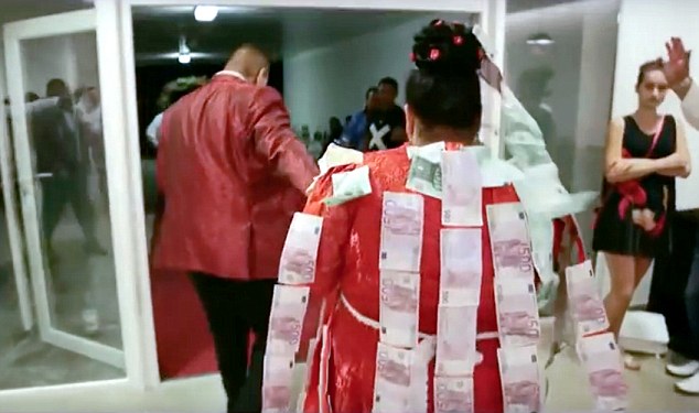 Фотография: Дорого-богато: цыганская свадьба с платьем за 175 тысяч долларов и дождем из денег №11 - BigPicture.ru