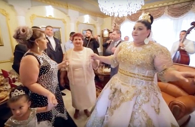 Фотография: Дорого-богато: цыганская свадьба с платьем за 175 тысяч долларов и дождем из денег №7 - BigPicture.ru