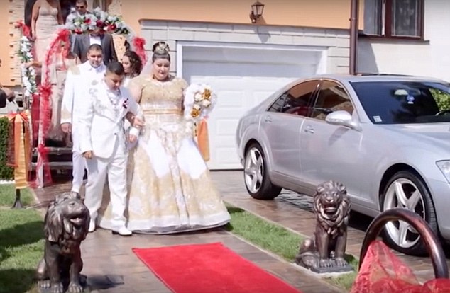 Фотография: Дорого-богато: цыганская свадьба с платьем за 175 тысяч долларов и дождем из денег №9 - BigPicture.ru