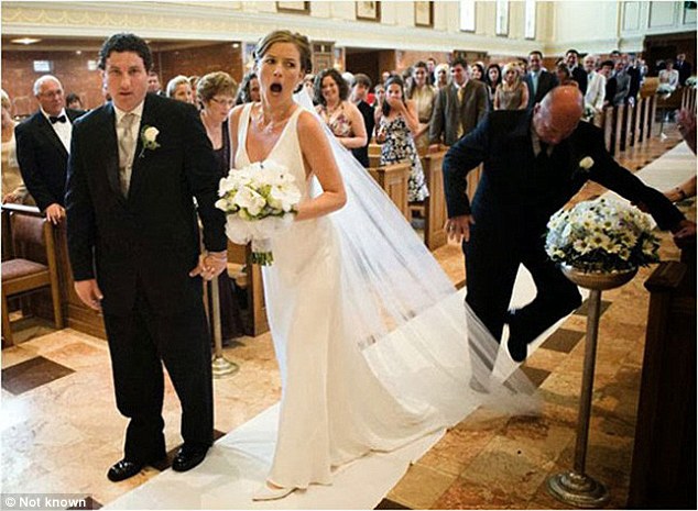 Фотография: Нарочно не придумаешь: худшие свадебные фото, которые точно не покажут гостям №7 - BigPicture.ru