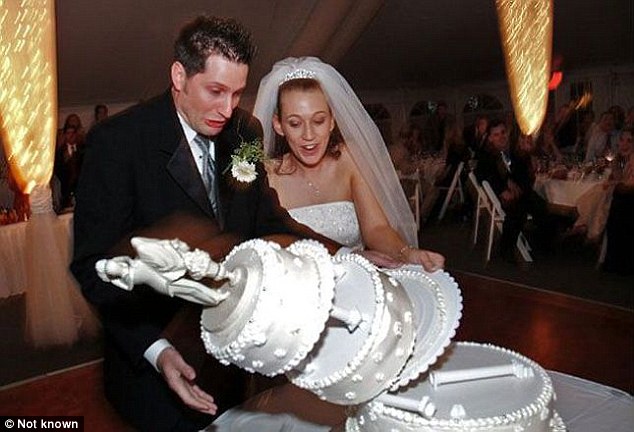 Фотография: Нарочно не придумаешь: худшие свадебные фото, которые точно не покажут гостям №10 - BigPicture.ru