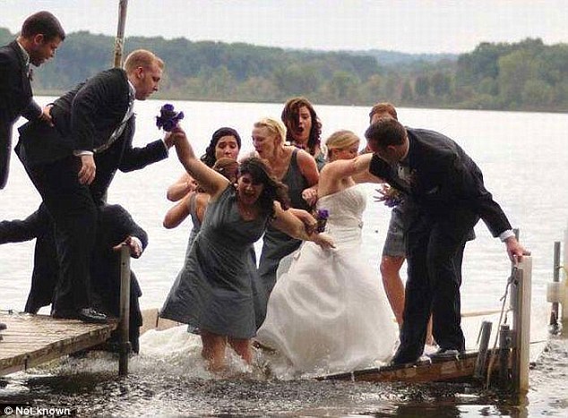 Фотография: Нарочно не придумаешь: худшие свадебные фото, которые точно не покажут гостям №11 - BigPicture.ru
