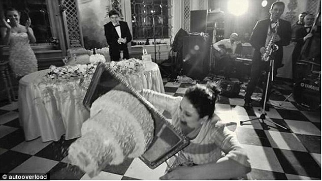 Фотография: Нарочно не придумаешь: худшие свадебные фото, которые точно не покажут гостям №15 - BigPicture.ru