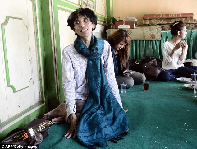 Фотография: В Индонезии заставили закрыться мусульманскую школу-интернат для трансгендеров №3 - BigPicture.ru
