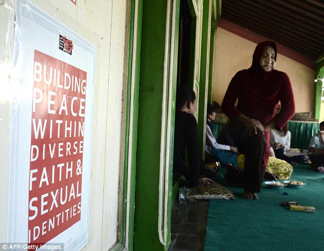 Фотография: В Индонезии заставили закрыться мусульманскую школу-интернат для трансгендеров №7 - BigPicture.ru