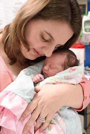 Фотография: Родившаяся дважды: врачи достали ребенка из утробы, чтобы прооперировать и вернуть обратно №2 - BigPicture.ru