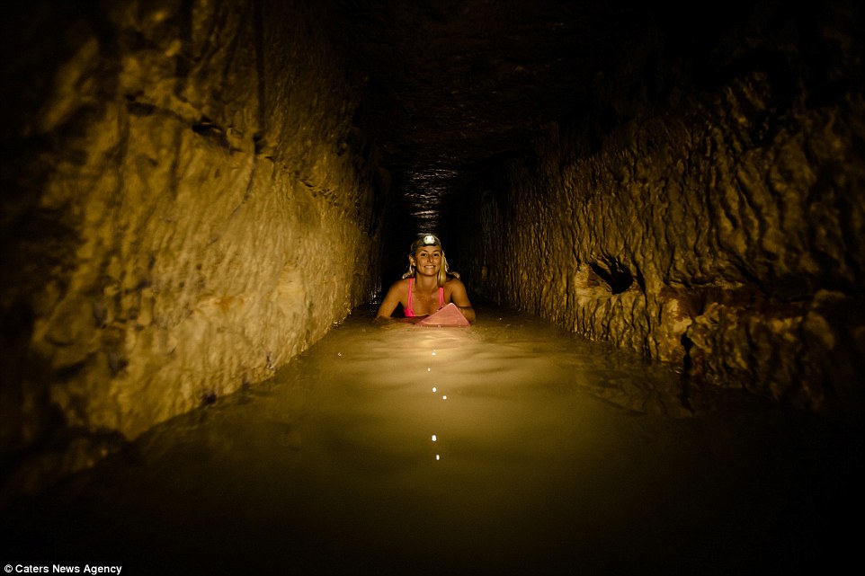 Фотография: Индиана Джейн: американка на серфе исследует полные скелетов катакомбы Парижа №2 - BigPicture.ru