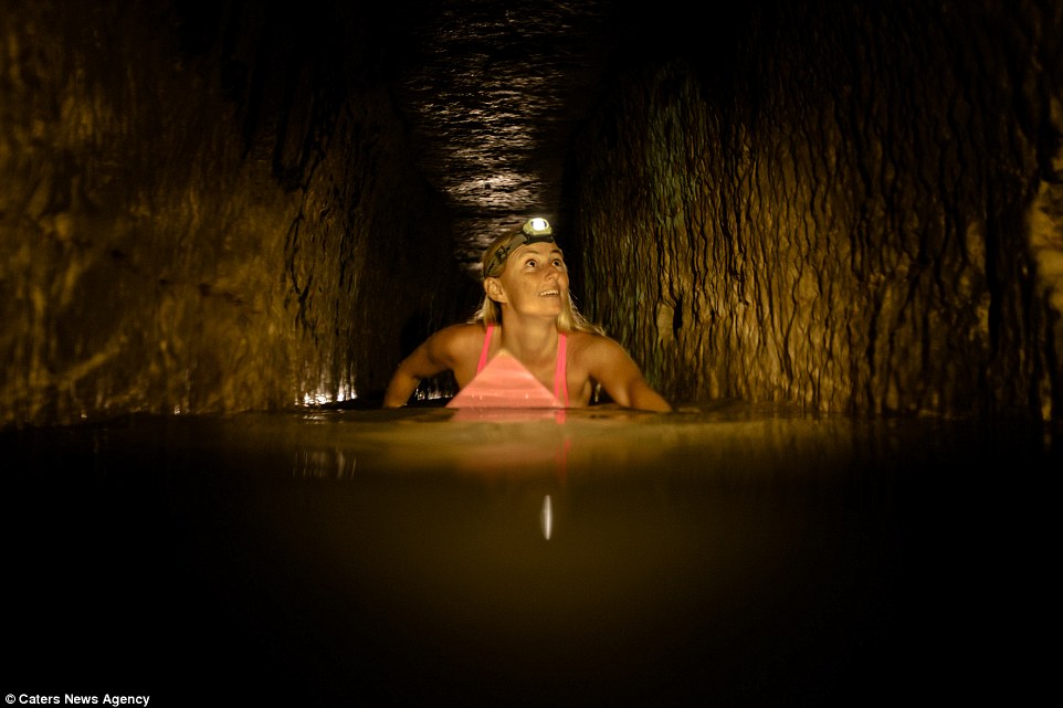 Фотография: Индиана Джейн: американка на серфе исследует полные скелетов катакомбы Парижа №7 - BigPicture.ru