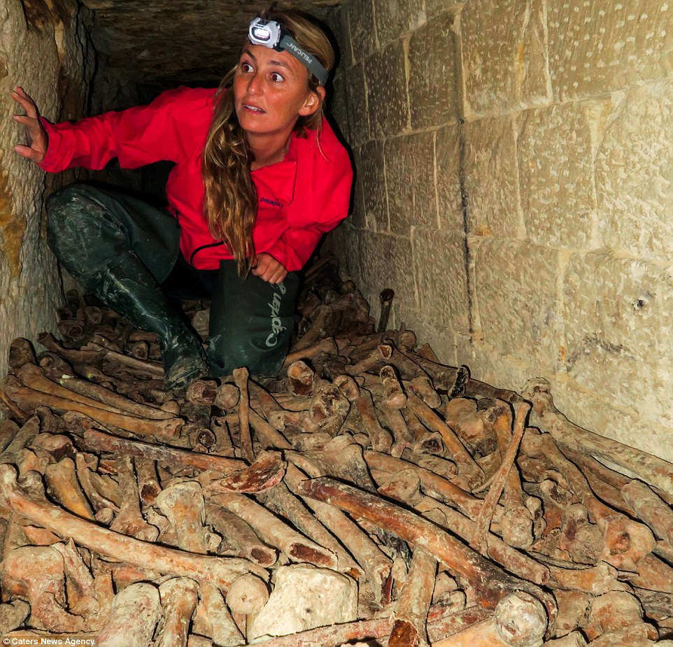 Фотография: Индиана Джейн: американка на серфе исследует полные скелетов катакомбы Парижа №8 - BigPicture.ru