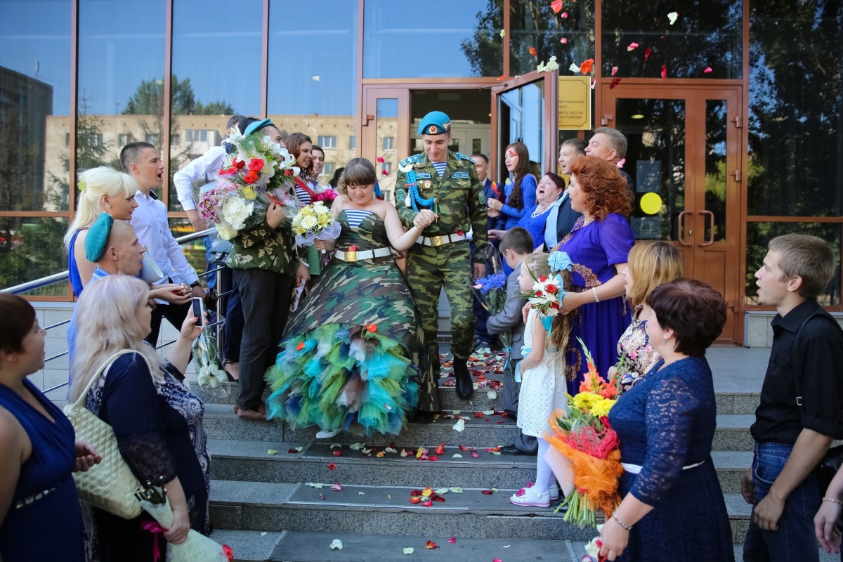 Фотография: Камуфляжное платье, береты и тельняшки: в Омске прошла свадьба в стиле ВДВ №4 - BigPicture.ru