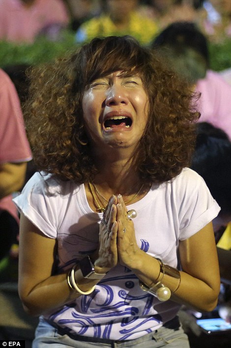 Фотография: Черный день: жители Таиланда оплакивают смерть своего короля №6 - BigPicture.ru