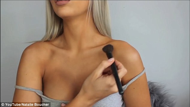 Фотография: Бьюти-блогер показала, как увеличить грудь с помощью макияжа №6 - BigPicture.ru