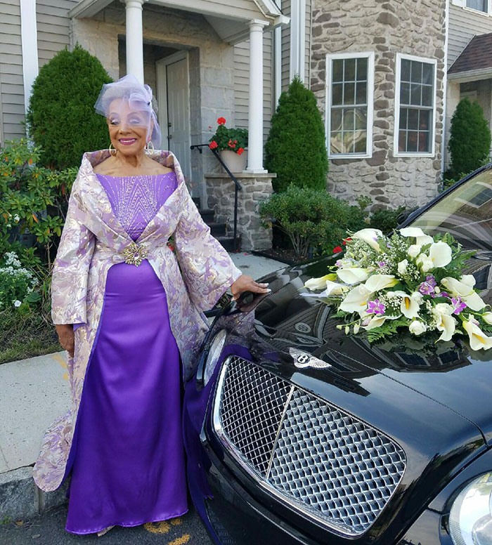 Фотография: 86-летняя бабушка вышла замуж в шикарном платье собственного дизайна №5 - BigPicture.ru