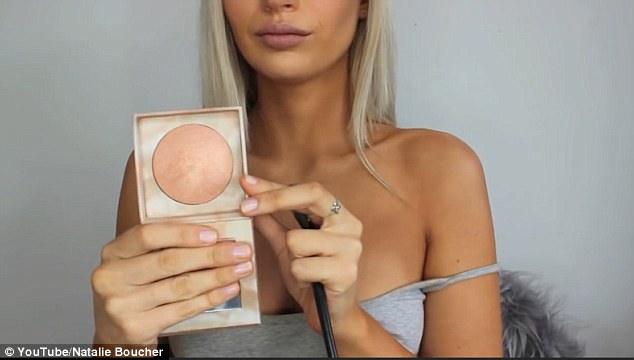 Фотография: Бьюти-блогер показала, как увеличить грудь с помощью макияжа №7 - BigPicture.ru
