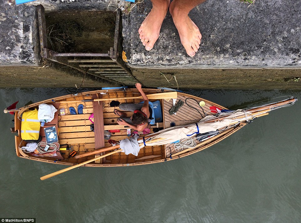 Фотография: Супружеская пара проплыла на самодельной лодке с веслами путь из Англии во Францию №4 - BigPicture.ru