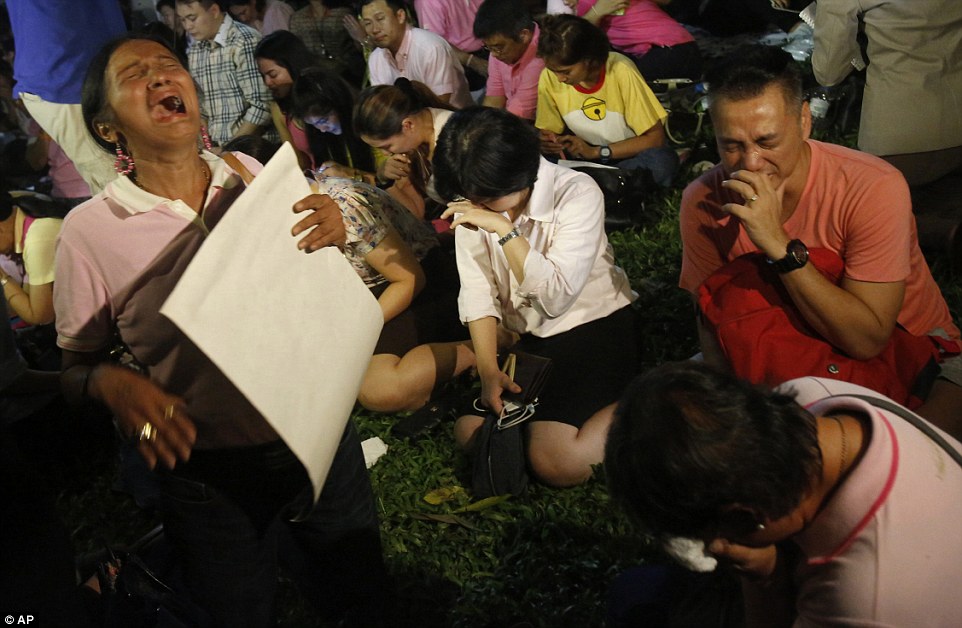 Фотография: Черный день: жители Таиланда оплакивают смерть своего короля №8 - BigPicture.ru