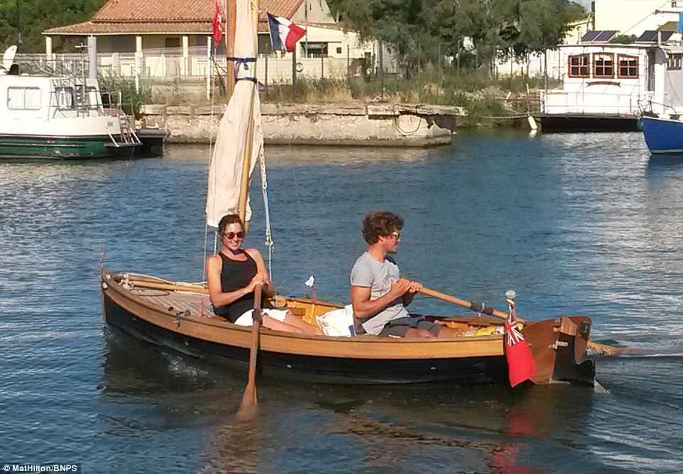 Фотография: Супружеская пара проплыла на самодельной лодке с веслами путь из Англии во Францию №5 - BigPicture.ru