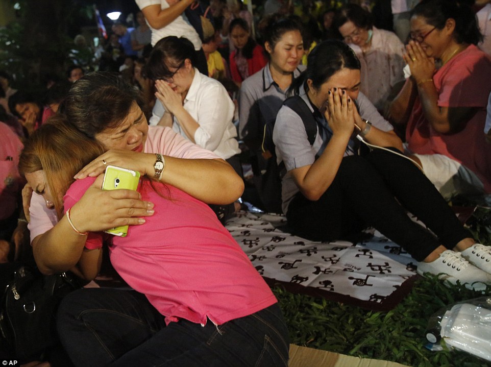 Фотография: Черный день: жители Таиланда оплакивают смерть своего короля №9 - BigPicture.ru