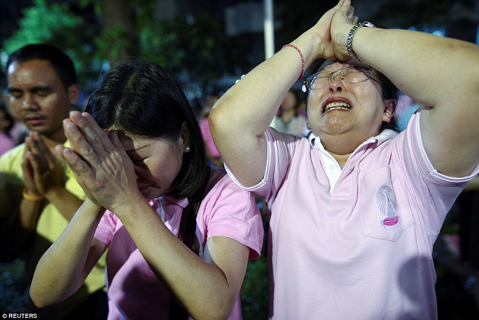 Фотография: Черный день: жители Таиланда оплакивают смерть своего короля №10 - BigPicture.ru