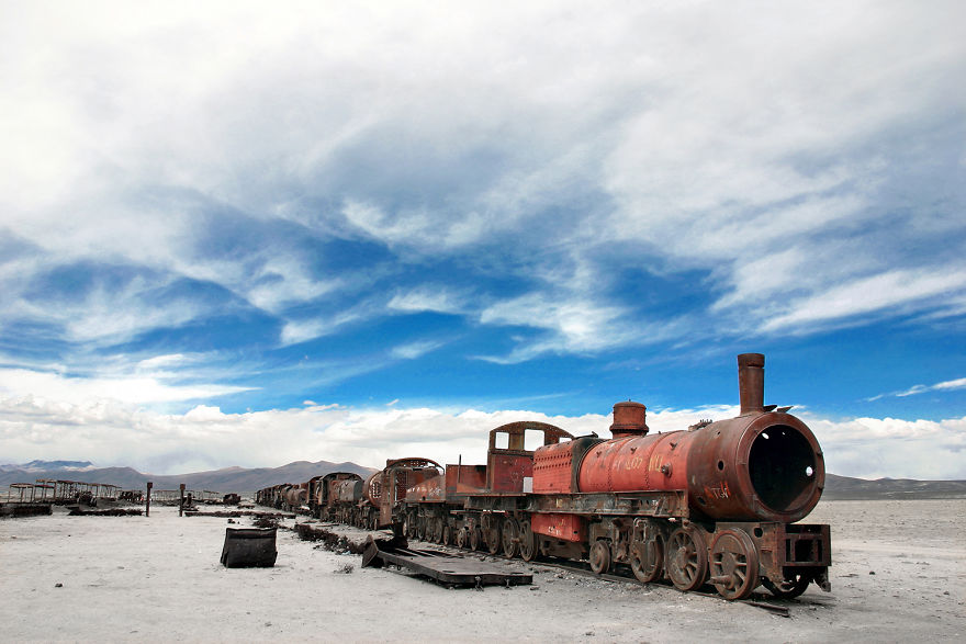 Заброшенный ржавый поезд в Уюни, Боливия
