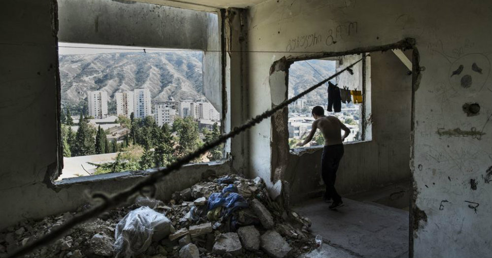 Фотография: И стены в помощь: как 150 семей живут в заброшенном военном госпитале в Тбилиси №1 - BigPicture.ru