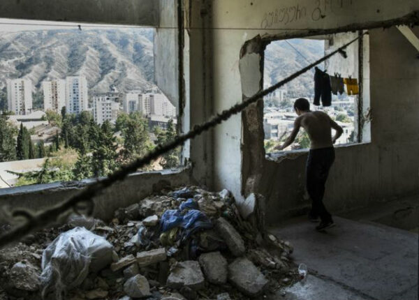 И стены в помощь: как 150 семей живут в заброшенном военном госпитале в Тбилиси