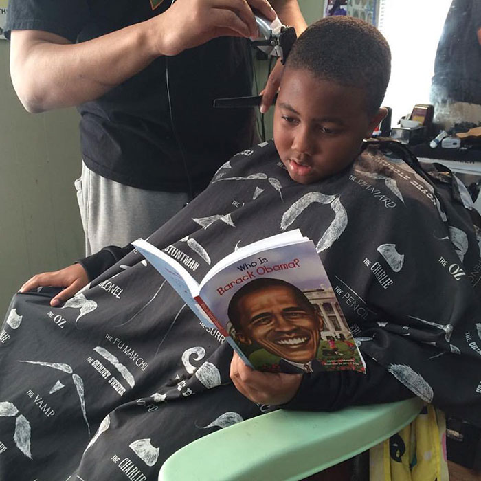 Фотография: В этой парикмахерской детей стригут бесплатно, если во время стрижки они читают книги вслух №3 - BigPicture.ru