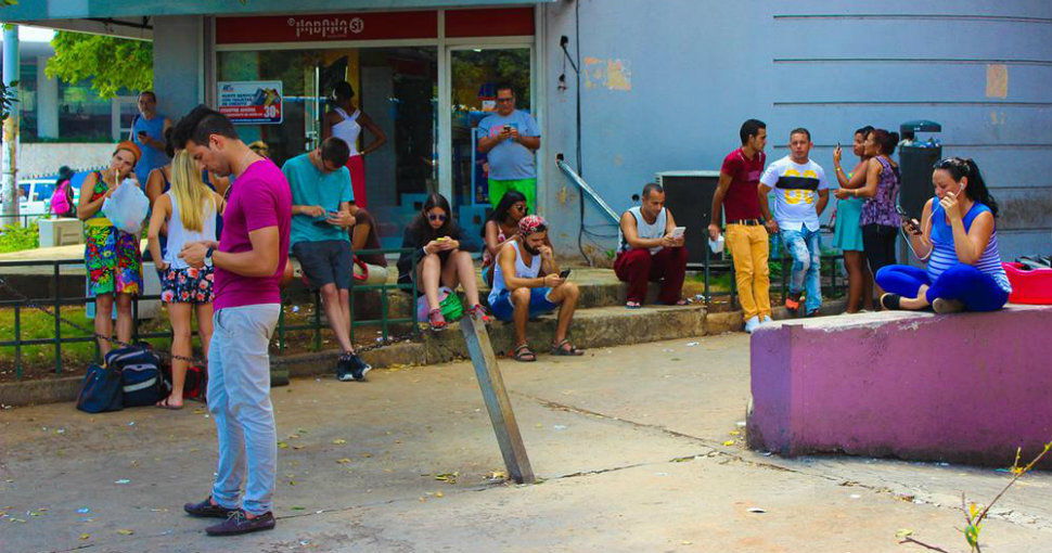 Фотография: До чего техника дошла: как кубинцы радовались первым в стране Wi-Fi-спотам №1 - BigPicture.ru