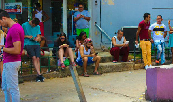 До чего техника дошла: как кубинцы радовались первым в стране Wi-Fi-спотам