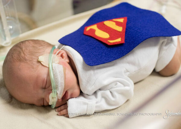 Детская больница нарядила недоношенных новорожденных в супергероев и устроила фотосессию
