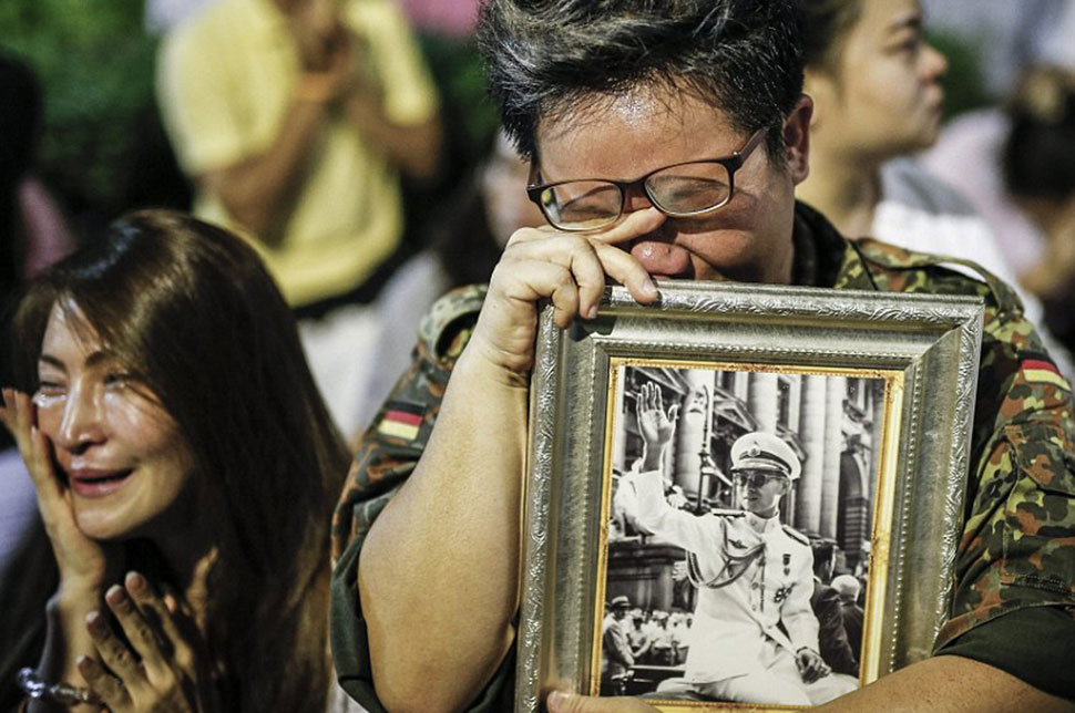 Фотография: Черный день: жители Таиланда оплакивают смерть своего короля №1 - BigPicture.ru