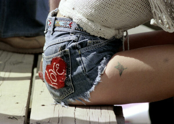 Голубые джинсовые шорты — любимый тренд американских девушек 70‑х годов