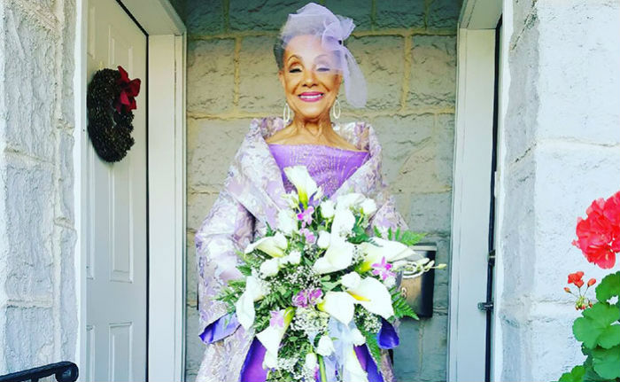 Фотография: 86-летняя бабушка вышла замуж в шикарном платье собственного дизайна №1 - BigPicture.ru