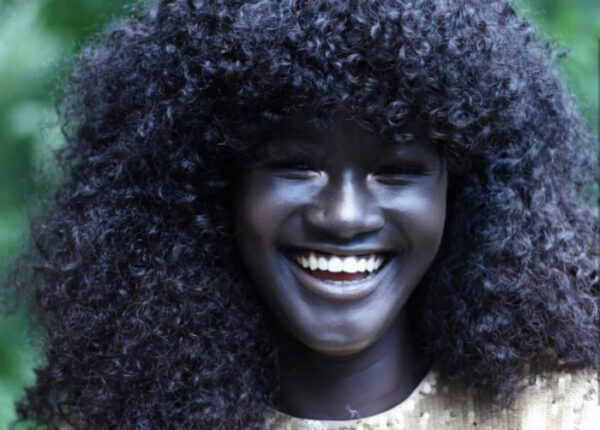 Сенегальская модель стала знаменита благодаря угольно-черному цвету кожи