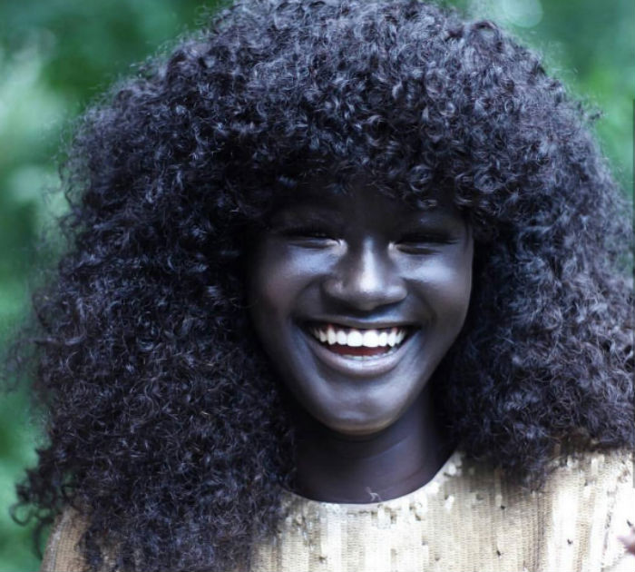 Фотография: Сенегальская модель стала знаменита благодаря угольно-черному цвету кожи №1 - BigPicture.ru