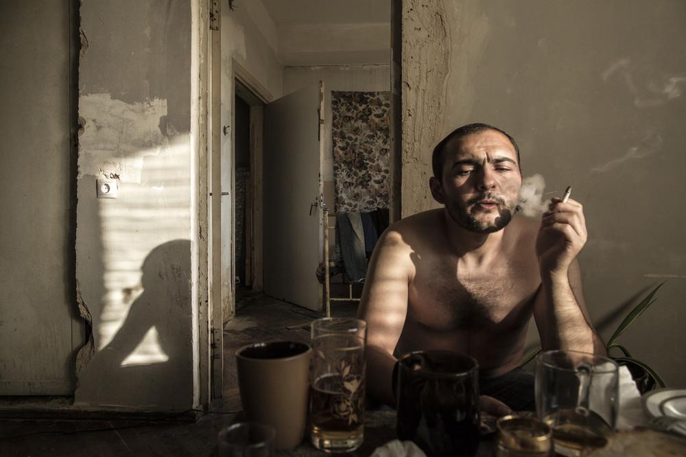 Фотография: И стены в помощь: как 150 семей живут в заброшенном военном госпитале в Тбилиси №6 - BigPicture.ru