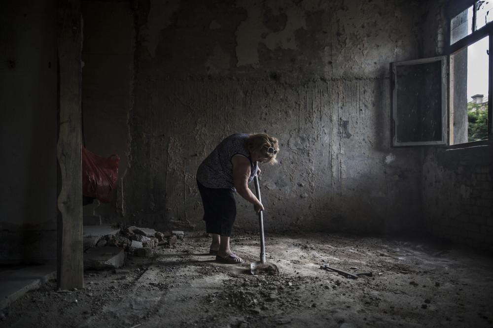 Фотография: И стены в помощь: как 150 семей живут в заброшенном военном госпитале в Тбилиси №4 - BigPicture.ru