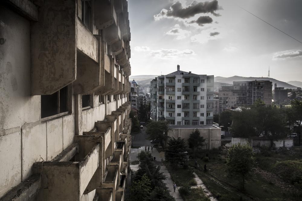 Фотография: И стены в помощь: как 150 семей живут в заброшенном военном госпитале в Тбилиси №10 - BigPicture.ru