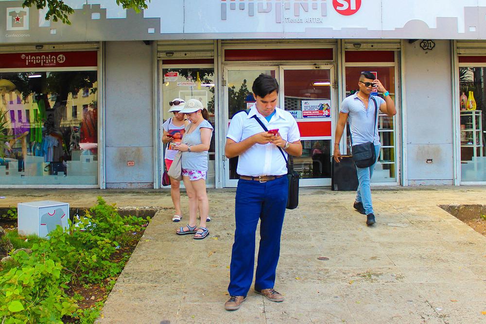 Фотография: До чего техника дошла: как кубинцы радовались первым в стране Wi-Fi-спотам №5 - BigPicture.ru