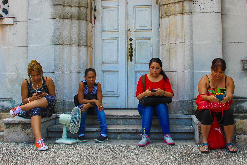 Фотография: До чего техника дошла: как кубинцы радовались первым в стране Wi-Fi-спотам №2 - BigPicture.ru