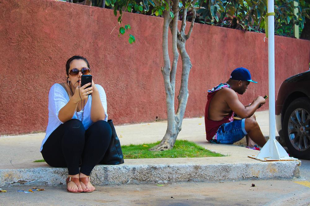 Фотография: До чего техника дошла: как кубинцы радовались первым в стране Wi-Fi-спотам №9 - BigPicture.ru