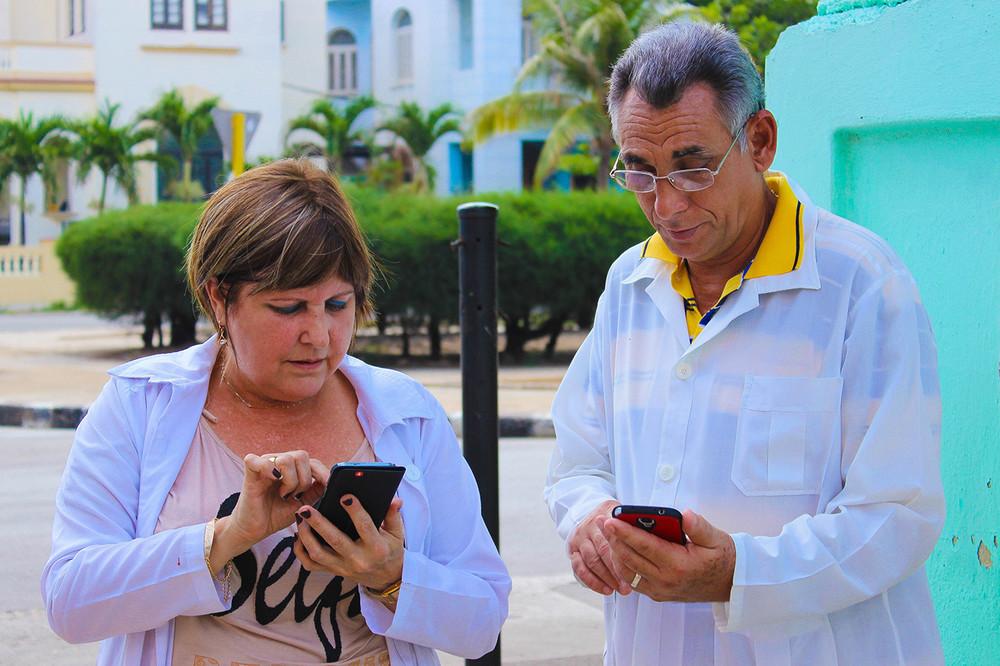 Фотография: До чего техника дошла: как кубинцы радовались первым в стране Wi-Fi-спотам №8 - BigPicture.ru