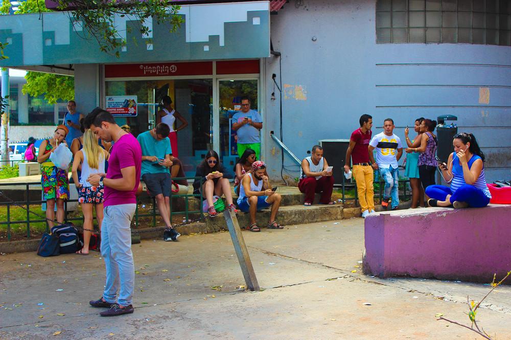 Фотография: До чего техника дошла: как кубинцы радовались первым в стране Wi-Fi-спотам №12 - BigPicture.ru