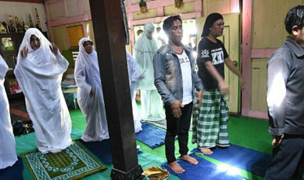 В Индонезии заставили закрыться мусульманскую школу-интернат для трансгендеров
