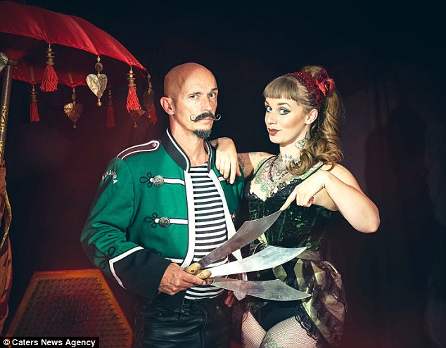 Фотография: Британка бросила университет ради циркового представления, где она вбивает гвозди в нос отцу №11 - BigPicture.ru
