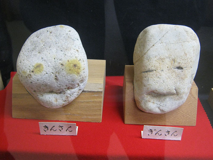 Фотография: Японский музей Тинсекикан коллекционирует камни, похожие на лица №11 - BigPicture.ru