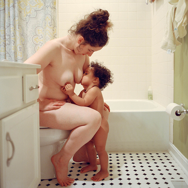 Фотография: Фотограф очень откровенно рассказала о материнстве и кормлении грудью №3 - BigPicture.ru