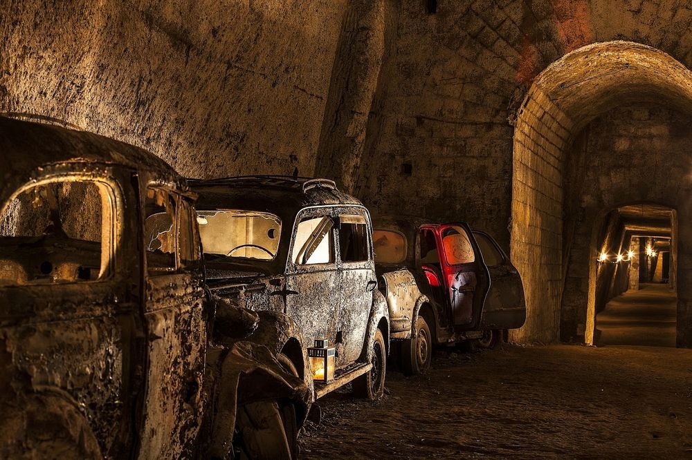 Фотография: Заброшенный туннель под Неаполем, ставший склепом для автомобилей №3 - BigPicture.ru